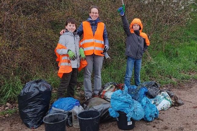 Familie Lindemann, die regelmäßig an den Müllsammelaktionen teilnimmt, mit ihren „Funden“ im Gebiet rund um den Rennerswald