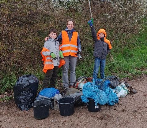 Familie Lindemann, die regelmäßig an den Müllsammelaktionen teilnimmt, mit ihren „Funden“ im Gebiet rund um den Rennerswald