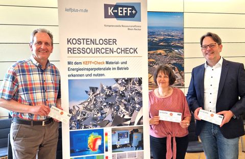 Bürgermeister Dr. Ralf Göck, Birgit Sehls und Nicolai Freiwald präsentieren die Gutscheine, die den Firmen bereits zugegangen sind