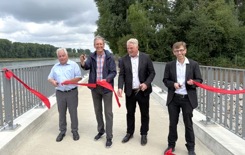 Dietrich Herold, Dr. Ralf Göck, Peter Schneider und Jörg Vogel geben die Brücke frei und durchtrennen symbolisch das rote Band