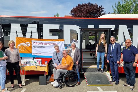 Eine Besucherin, Natalie Marcias, Ursula Jennewein, Rudi Bamberger, Elke Rinderknecht, Kristina Falter, Dr. Ralf Göck und Jochen Ungerer vor dem Medienbus.