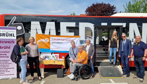 Eine Besucherin, Natalie Marcias, Ursula Jennewein, Rudi Bamberger, Elke Rinderknecht, Kristina Falter, Dr. Ralf Göck und Jochen Ungerer vor dem Medienbus.