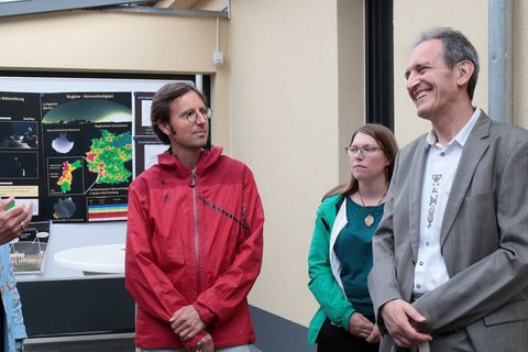 Regierungspräsidentin Sylvia M. Felder begrüßte die gut gelaunten Gäste, Daniel Raddatz (Mitte) stellte das Projekt im Einzelnen vor.