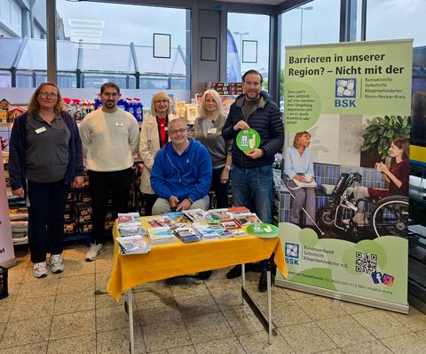 Infostand vor dem EDEKA Embach