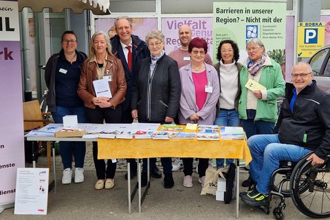 Bürgermeister Dr. Ralf Göck dankte (v.l.n.r.) Svea Bzdzil, Gabriele Piuma, Ursula Jennewein, Andreas Rothacker, Hilde Nagy, Marietta Kretzer, Elke Rinderknecht und Rudi Bamberger für ihr Engagement im Netzwerk Brühl.