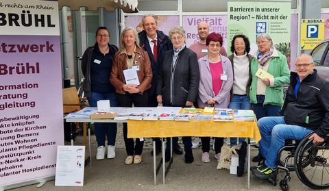 Bürgermeister Dr. Ralf Göck dankte (v.l.n.r.) Svea Bzdzil, Gabriele Piuma, Ursula Jennewein, Andreas Rothacker, Hilde Nagy, Marietta Kretzer, Elke Rinderknecht und Rudi Bamberger für ihr Engagement im Netzwerk Brühl.