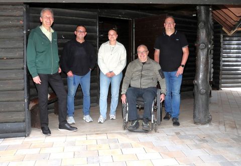 Der neue barrierefreie Grillhüttenzugang – eine gelungene Sanierungsmaßnahme sind sich die Beteiligten einig: v. r. n. li. Timo Laibach, Rudi Bamberger, Fenya Walther, Alexander Stern (Grillhütten-Hausmeister), Dr. Ralf Göck
