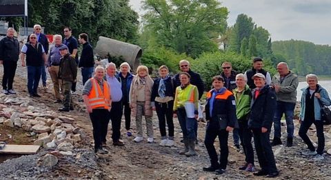 Ein großer Teil des Gemeinderats besichtigte zunächst die Leimbachbrücke, um anschließend die Fahrradwege auf der Kollerinsel „auszuprobieren“
