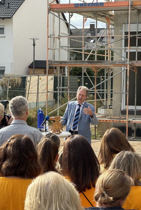 Bürgermeister Dr. Ralf Göck bei seiner Ansprache