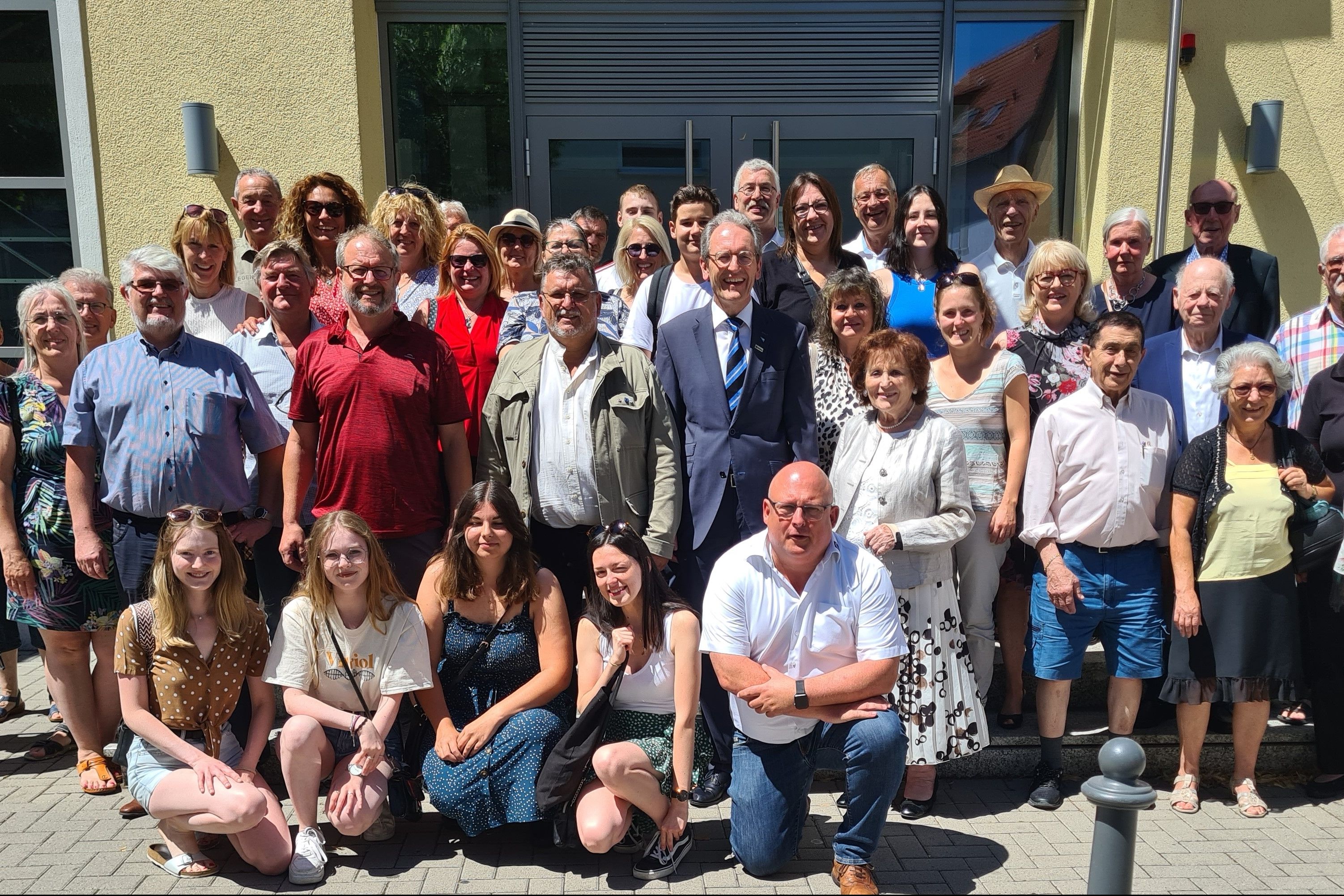 Vor der Festhalle trafen sich alle Gäste und Gastgeber zum Gruppenfoto.