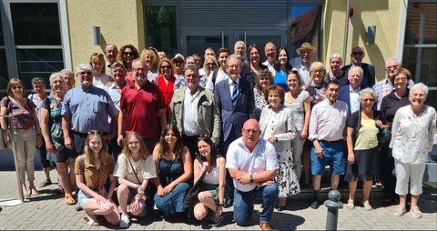 Vor der Festhalle trafen sich alle Gäste und Gastgeber zum Gruppenfoto.