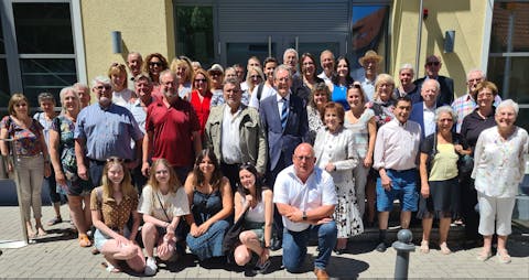 Vor der Festhalle trafen sich alle Gäste und Gastgeber zum Gruppenfoto.