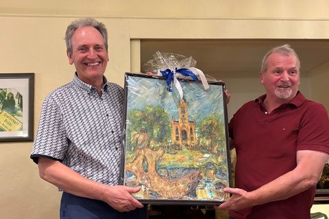 Ortsbürgermeister Theo Böhm überreichte seinem Amtskollegen als Gastgeschenk ein Bild des Künstlers Timo Braun sowie eine Kiste Sonderbier aus Otterstadt. Die Gegeneinladung für das Jahr 2027 nahm Bürgermeister Dr. Ralf Göck gerne an