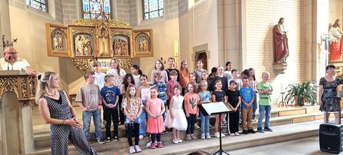 V.li.n.re: Jochen Ungerer führt durch das Programm mit dem Jahnschul-Kinderchor und den Lehrerinnen Veronique Becker und Anne Kathrin Bade.