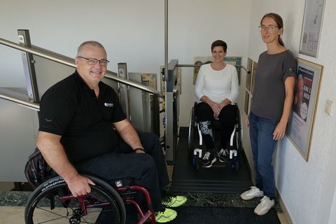 Behindertenbeauftragter der Gemeinde Brühl Rudi Bamberger zeigt Bianca Mückenmüller, wie der Treppenlift funktioniert. Büchereileiterin Luisa Uhrig steht mit ihrem Team mit Rat und Tat zur Seite.