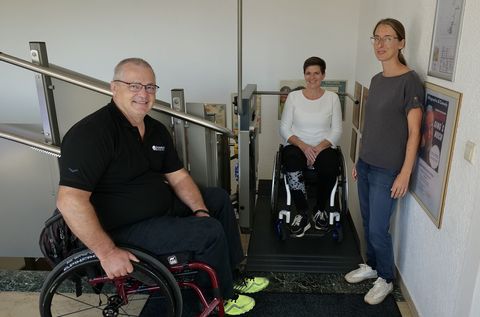 Behindertenbeauftragter der Gemeinde Brühl Rudi Bamberger zeigt Bianca Mückenmüller, wie der Treppenlift funktioniert. Büchereileiterin Luisa Uhrig steht mit ihrem Team mit Rat und Tat zur Seite.