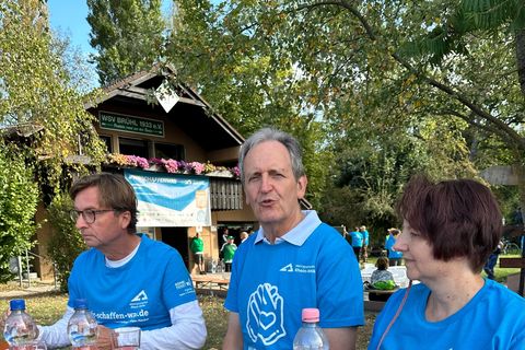 Kurz vor dem Start berichteten Uwe Schröder-Wildberg, Dr. Ralf Göck und Birgit Sehls (v. l. n. r) der Presse über die Aktion