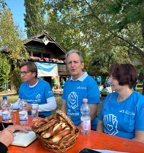 Kurz vor dem Start berichteten Uwe Schröder-Wildberg, Dr. Ralf Göck und Birgit Sehls (v. l. n. r) der Presse über die Aktion