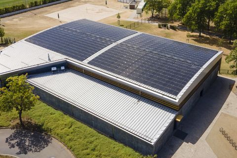 Ein Blick aus der Luft macht die Dimension des Projekts besonders deutlich: Die Dachfläche der Sporthalle Süd ist vollständig mit Photovoltaikmodulen belegt