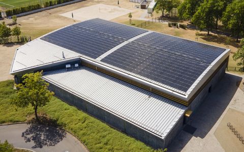 Ein Blick aus der Luft macht die Dimension des Projekts besonders deutlich: Die Dachfläche der Sporthalle Süd ist vollständig mit Photovoltaikmodulen belegt