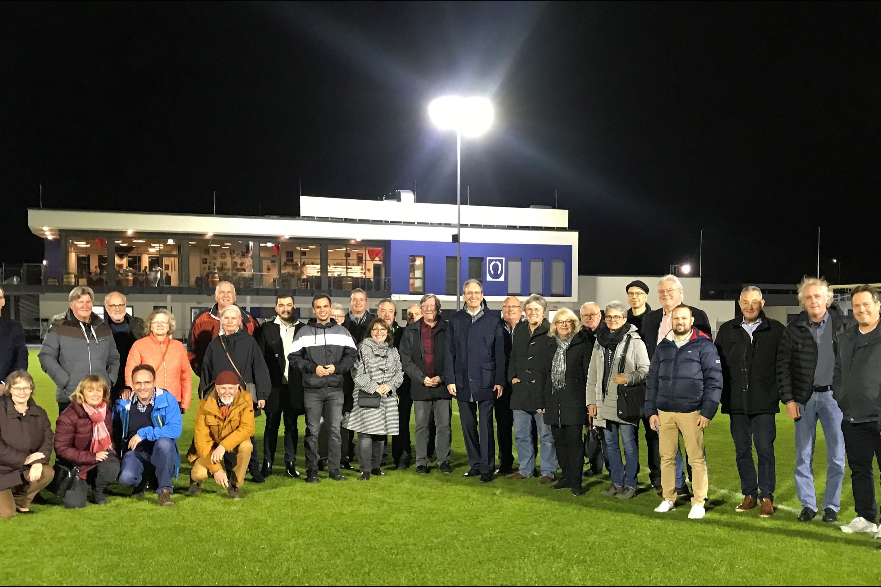 Alle Gäste auf dem Naturrasen vor dem Clubhaus des FV Brühl.