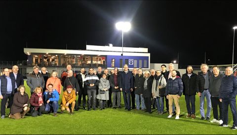 Alle Gäste auf dem Naturrasen vor dem Clubhaus des FV Brühl.