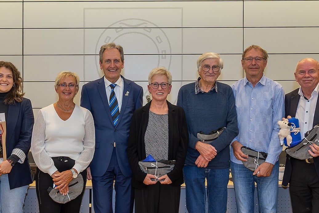 Nach der Ausstellungseröffnung dankten Christian Scholz und Birgit Petrasek ihren „Betreuern“ Katja Rheude, Jochen Ungerer sowie Claudia und Lothar Ertl mit Wein-Präsenten und bekamen von Bürgermeister Dr. Ralf Göck ebenfalls kleine Erinnerungen an Brühl