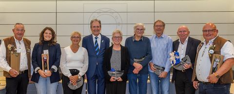 Nach der Ausstellungseröffnung dankten Christian Scholz und Birgit Petrasek ihren „Betreuern“ Katja Rheude, Jochen Ungerer sowie Claudia und Lothar Ertl mit Wein-Präsenten und bekamen von Bürgermeister Dr. Ralf Göck ebenfalls kleine Erinnerungen an Brühl