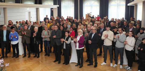 Rund 250 Vertreter aus dem kommunalpolitischen und gesellschaftlichen Leben der Hufeisengemeinde begrüßten gemeinsam das neue Jahr.