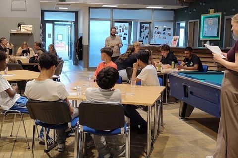 Ein Blick ins Jugendhaus beim „Quizzen“ der vier Teams: Caroline Merrem (re) und Ricardo Beringer (Mitte) stellten die Fragen. 