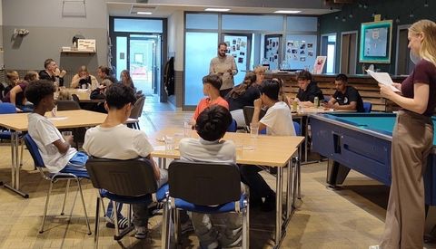 Ein Blick ins Jugendhaus beim „Quizzen“ der vier Teams: Caroline Merrem (re) und Ricardo Beringer (Mitte) stellten die Fragen. 