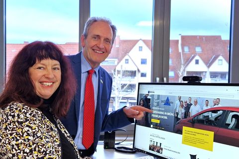Digitalisierungsbeauftragte Elke Weber zeigt Bürgermeister Dr. Ralf Göck das umfangreiche digitale Angebot der Gemeinde