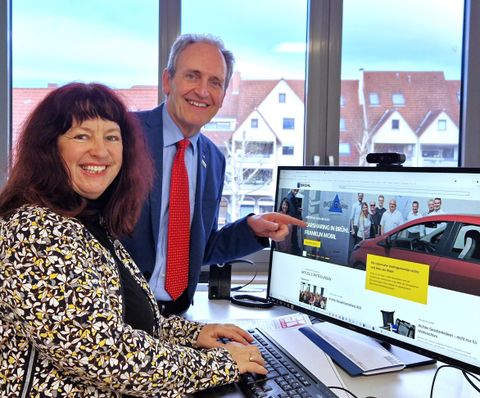 Digitalisierungsbeauftragte Elke Weber zeigt Bürgermeister Dr. Ralf Göck das umfangreiche digitale Angebot der Gemeinde