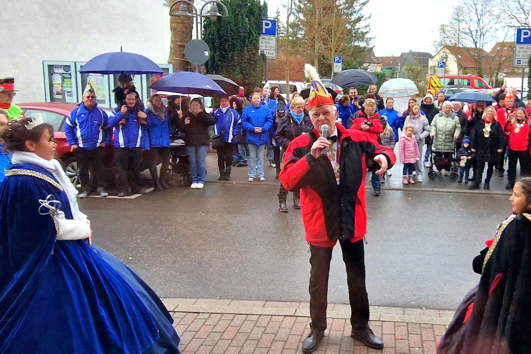 Unterstützt von Brühler Kollerkrotten und Rohrhöfer Göggeln forderte Ehrenpräsident Gerhard Luksch Einlass ins Rathaus, auch einige Bürgerinnen und Bürger ließen sich das Spektakel nicht entgehen