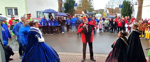 Unterstützt von Brühler Kollerkrotten und Rohrhöfer Göggeln forderte Ehrenpräsident Gerhard Luksch Einlass ins Rathaus, auch einige Bürgerinnen und Bürger ließen sich das Spektakel nicht entgehen