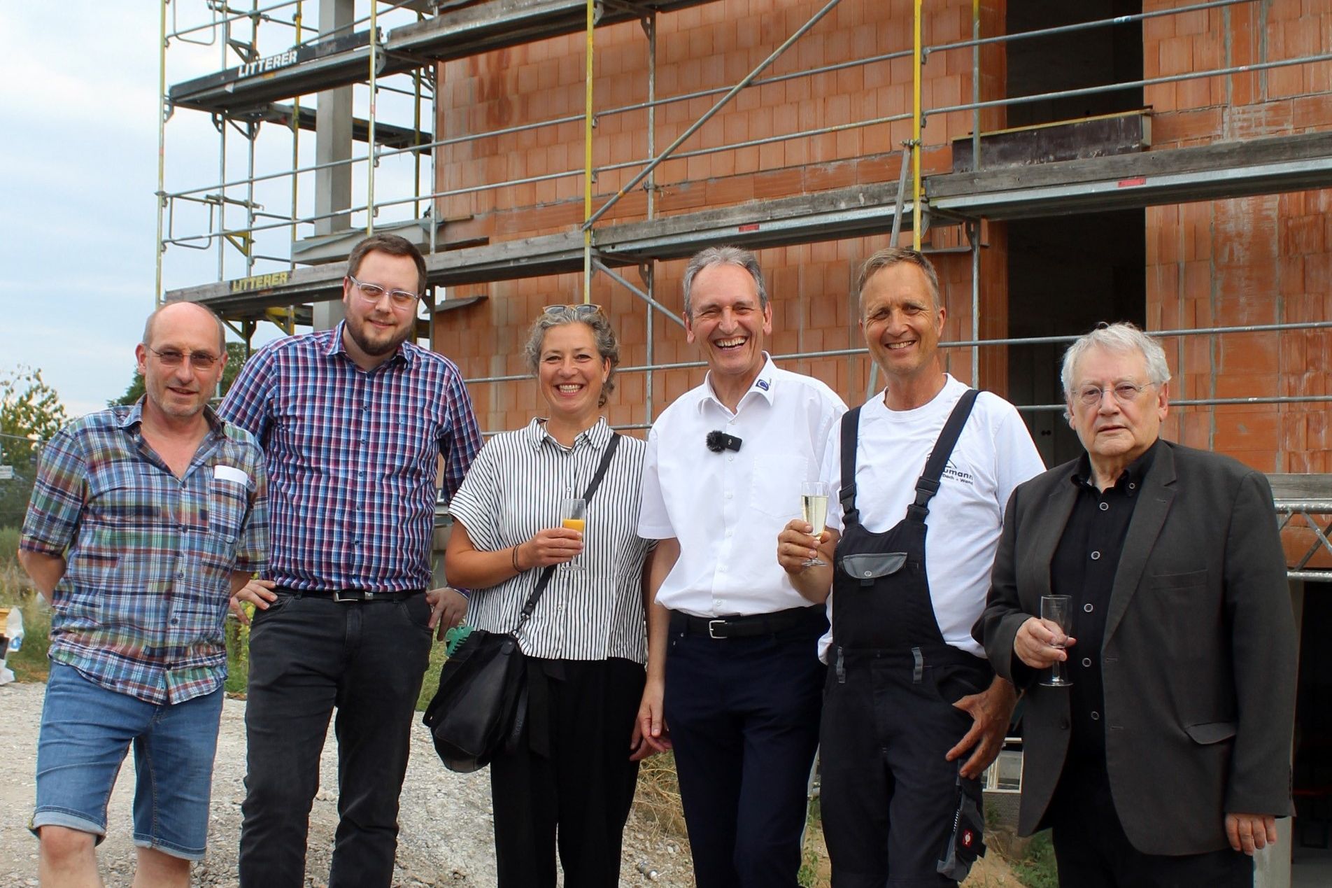 Waren aktiv für das Projekt: Gemeinde-Architekt Chris Oelsner, Kämmerer Andreas Willemsen, Architektin Lisa Barucco, Bürgermeister Dr. Ralf Göck, Dachdecker Alois Baumann mit dem Richtspruch und Architekt Günter Pfeifer.