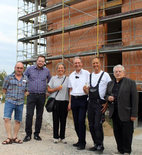 Waren aktiv für das Projekt: Gemeinde-Architekt Chris Oelsner, Kämmerer Andreas Willemsen, Architektin Lisa Barucco, Bürgermeister Dr. Ralf Göck, Dachdecker Alois Baumann mit dem Richtspruch und Architekt Günter Pfeifer.
