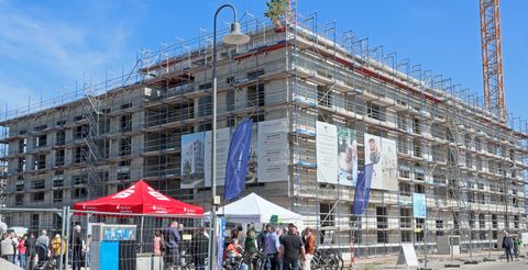 Das Betreute Wohnen zwischen Schrankenbuckel und der neuen Straße „Weixdorfer Ring“ mit seinen vier bis sieben Geschossen steht im Rohbau und soll Ende 2026 bezogen werden.