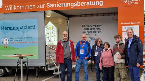 Über den guten Zulauf beim Sanierungsmobil freuen sich (v.l.) Joachim Schmidt, Energieberater Rüdiger Menz, Energieberater Jean-Paul Fix, Klimaschutzmanagerin Birgit Sehls, Mikołaj Sobkowiak (Betreuung Sanierungsmobil) und Bürgermeister Dr. Ralf Göck.