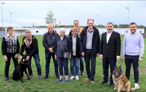 Die Festgäste, Vereins- und Gemeinderatsmitglieder, besichtigten auch die 15 neuen Hundezwinger samt Technikraum.
