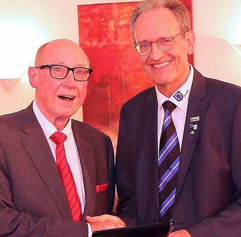 Bürgermeister Dr. Ralf Göck ehrt Roland Schnepf