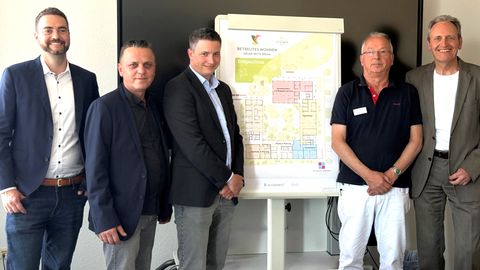 v.li. Nicolas Zimmermann (FWD Hausbau), Gazmend Wiedmaier (Pflegedienst Triebskorn), Daniel Zähle (Direktor Praxisentwicklung ze:roPRAXEN), Dr. Ulrich Schnepf (Allgemeinmediziner) und Bürgermeister Dr. Ralf Göck