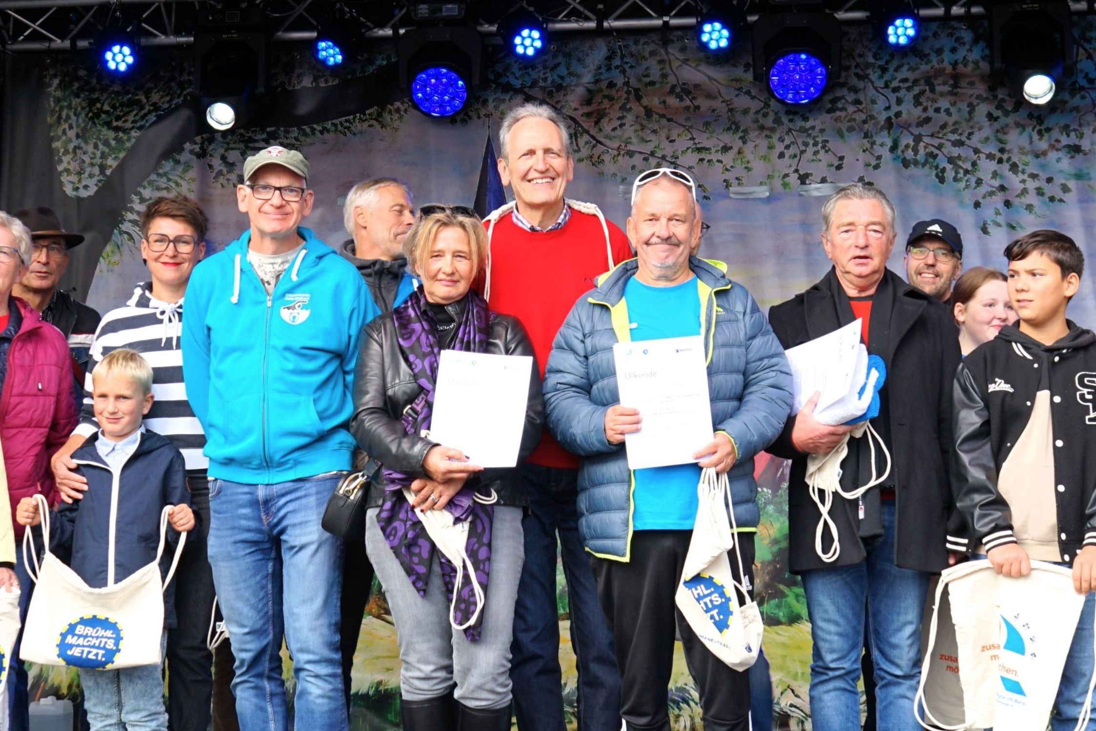 Bürgermeister Dr. Ralf Göck (Bildmitte) zwischen den Stadtradeln-Einzelsiegern Dorothea Hascher (4. v. li.), Andreas Höfert (8. v. li.), Judith Ruf (10.), Uwe Dreilich (12.) und Daniel Kern (13.), ganz links Klimaschutzmanagerin Birgit Sehls.