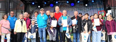 Bürgermeister Dr. Ralf Göck (Bildmitte) zwischen den Stadtradeln-Einzelsiegern Dorothea Hascher (4. v. li.), Andreas Höfert (8. v. li.), Judith Ruf (10.), Uwe Dreilich (12.) und Daniel Kern (13.), ganz links Klimaschutzmanagerin Birgit Sehls.