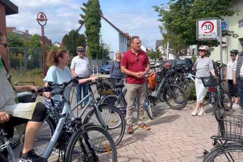Bürgermeister-Stellvertreter Bernd Kieser begrüßte über 40 Radlerinnen und Radler zur Auftakt-Tour am Goggelbrunnen