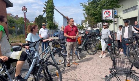 Bürgermeister-Stellvertreter Bernd Kieser begrüßte über 40 Radlerinnen und Radler zur Auftakt-Tour am Goggelbrunnen