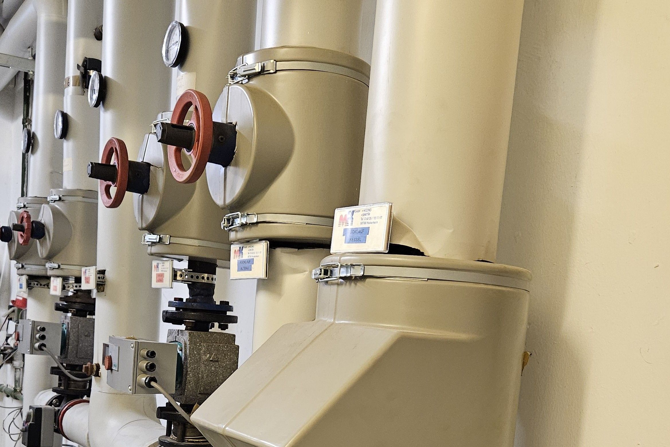 Blick in den Technikraum des Rathauses