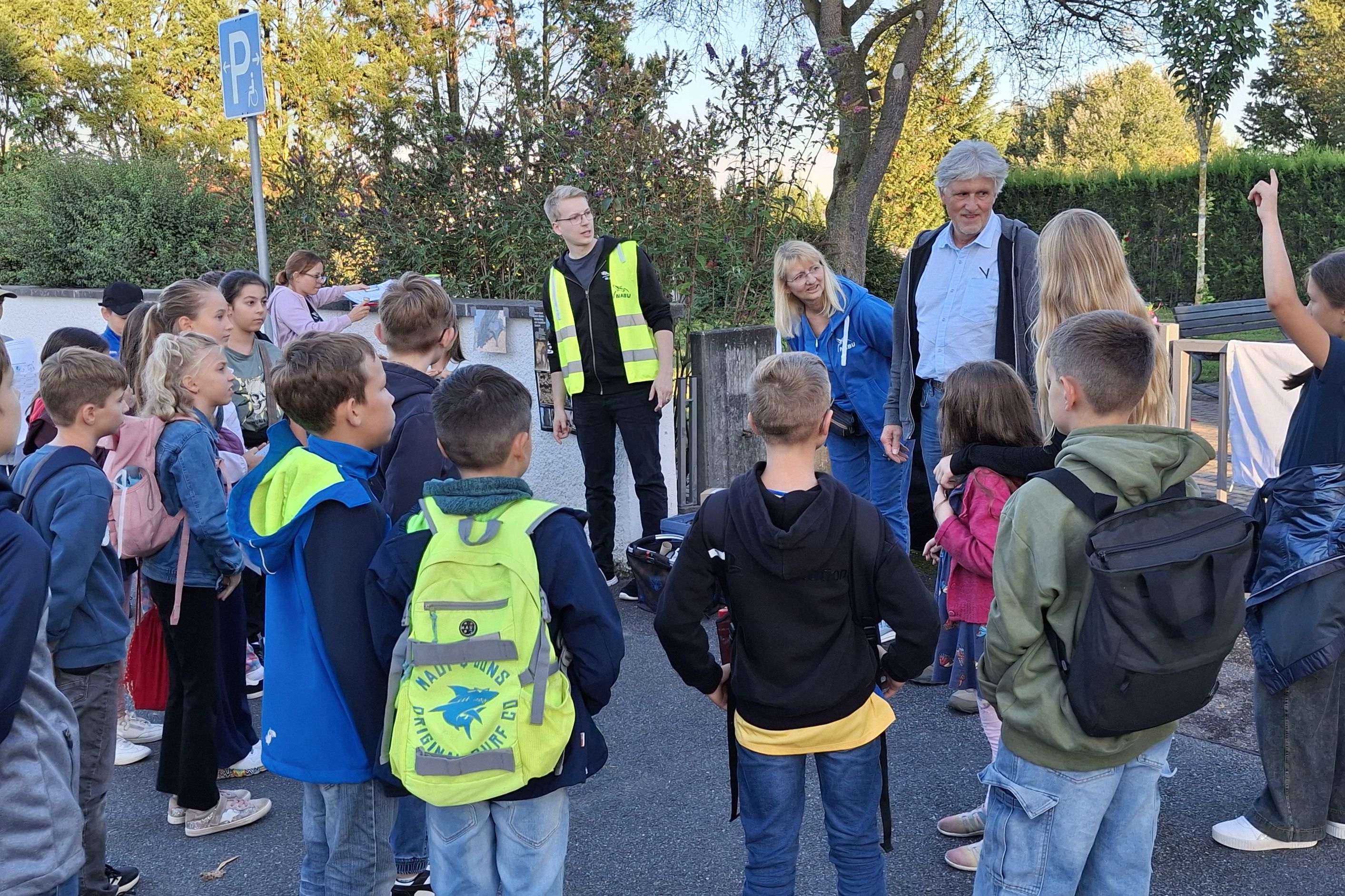 Hier wird spannendes Fledermauswissen vermittelt - die Kinder sind total engagiert dabei