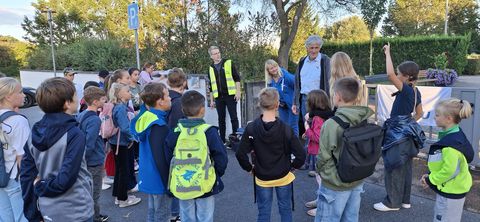 Hier wird spannendes Fledermauswissen vermittelt - die Kinder sind total engagiert dabei
