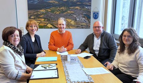 VHS-Direktionsassistentin Carmen Wachter, VHS-Leiterin Carolin Brunner, Bürgermeister Dr. Ralf Göck, Haupt- und Ordnungsamtsleiter Jochen Ungerer und Sachgebietsleiterin Kultur, Katja Rheude (v.li.n.re.) sprachen über die neuen VHS-Angebote in Brühl.